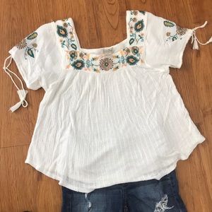 Lucky brand size small! Embroidered top!